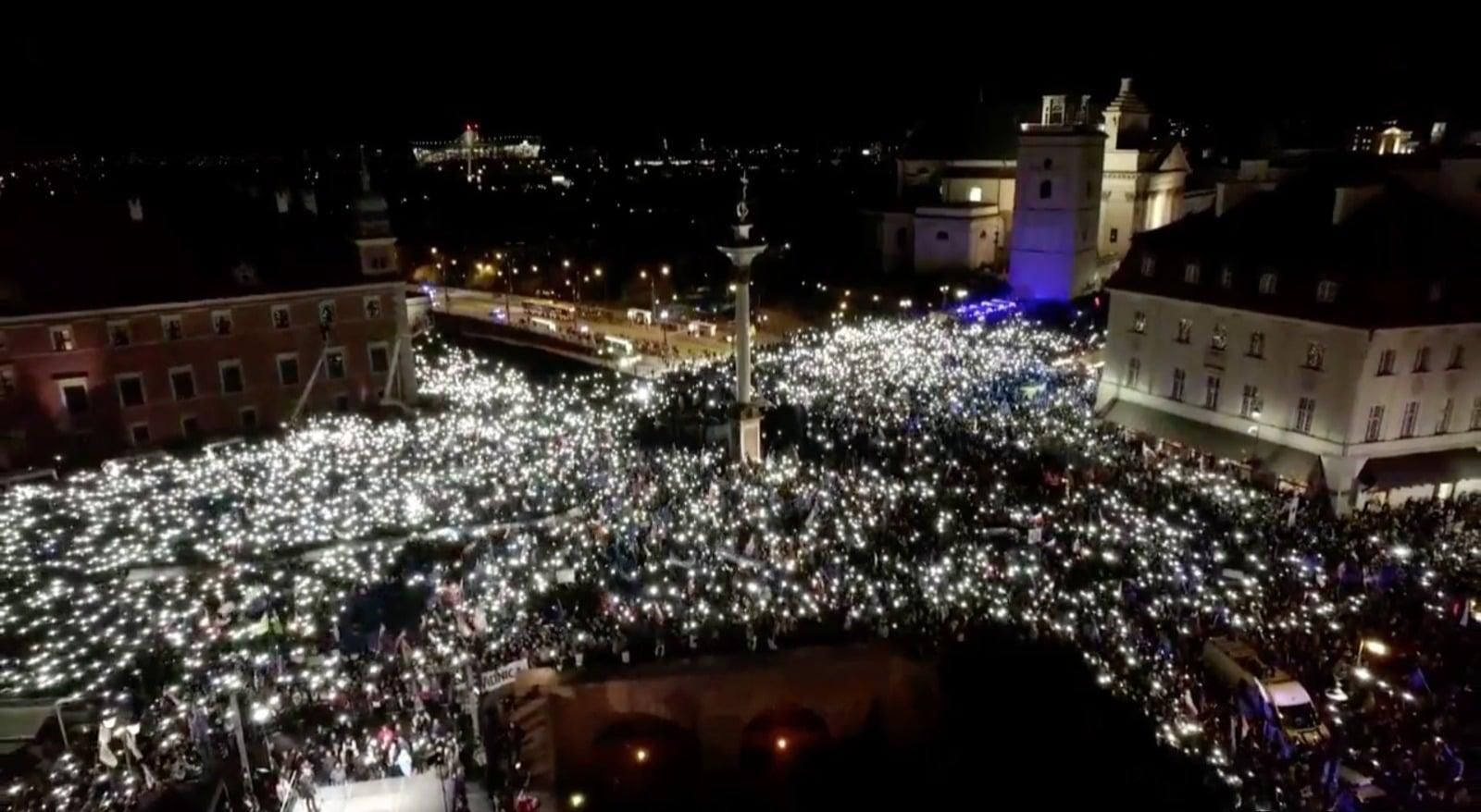 "Польский евромайдан": тысячи людей вышли на акцию "Остаюсь в ЕС"