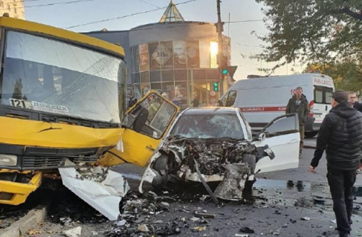 В окупованому Донецьку сталася серйозна ДТП з маршруткою: багато постраждалих - Новини Донецька - 24 Канал