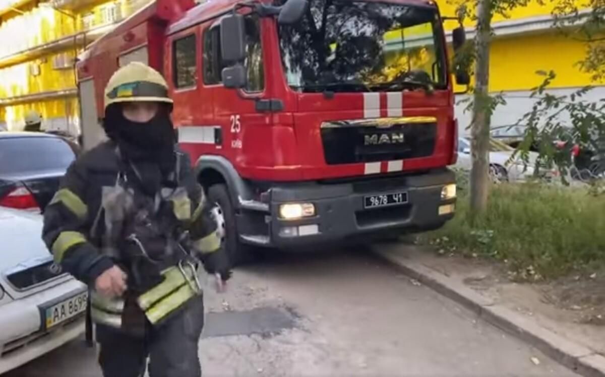 Рятувальники визволили дітей із пастки пожежі у багатоповерхівці на Оболоні - Новини Київ - Київ