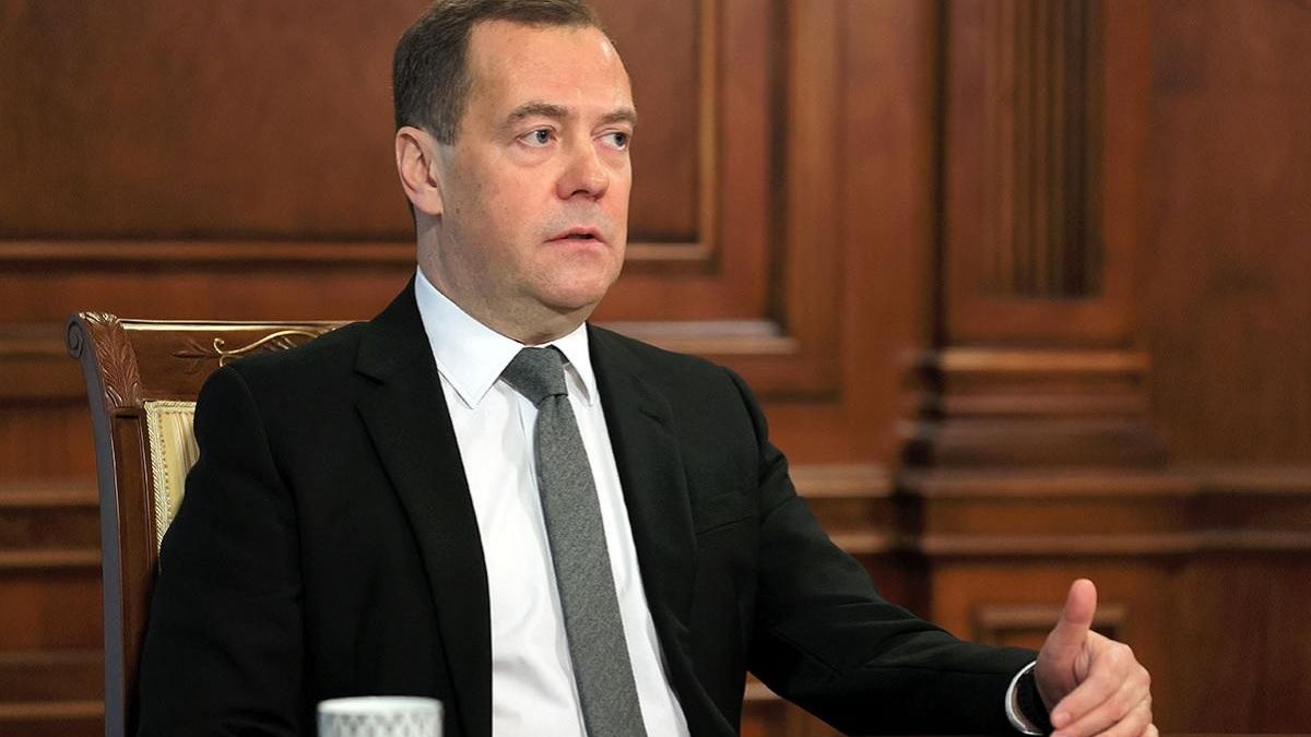 "Необразованные и лживые люди": Медведев считает переговоры с Украиной бессмысленными