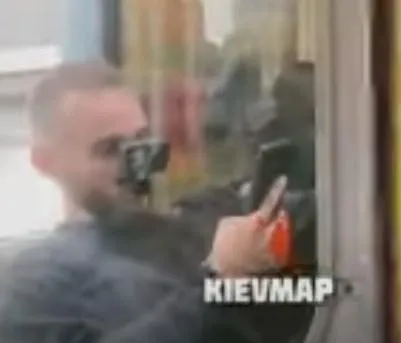 Хлопець і дівчина фотографувалися між вагонами метро на станціях Дніпро та Гідропарк Хлопець і дівчина фотографувалися між вагонами метро на станціях Дніпро та Гідропарк