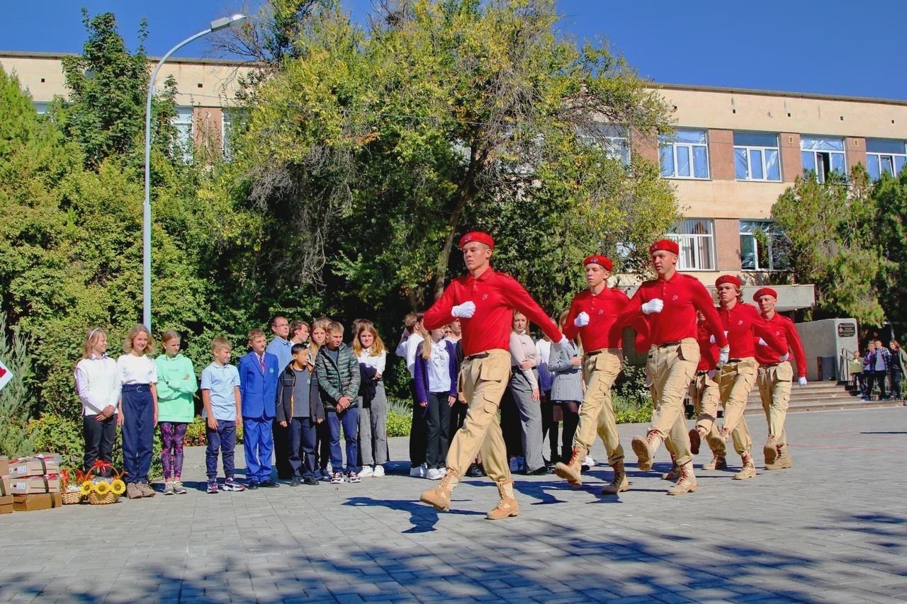 Милитаризация образования: в Севастополе учеников заставляют присягать Росгвардии Милитаризация образования: в Севастополе учеников заставляют присягать Росгвардии