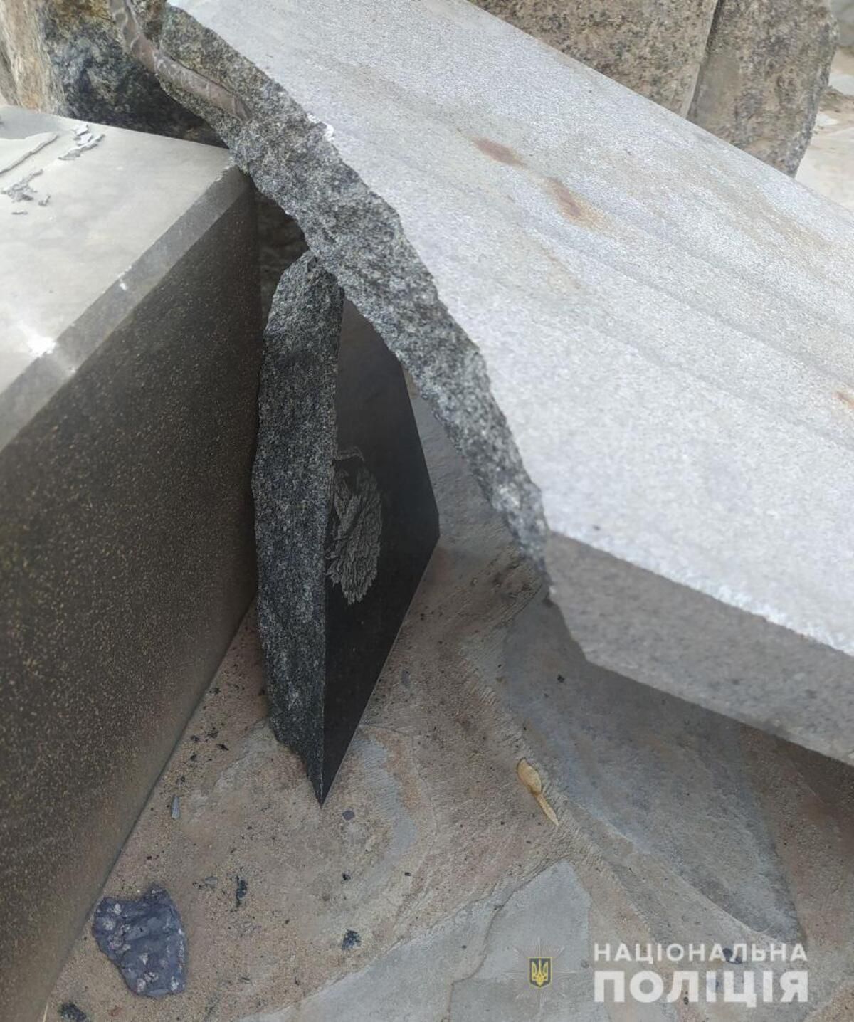 Під Києвом вандали потрощили пам'ятник розстріляним євреям: фото наслідків погрому - Свіжі новини Києва - Київ Під Києвом вандали потрощили пам'ятник розстріляним євреям: фото наслідків погрому - Свіжі новини Києва - Київ