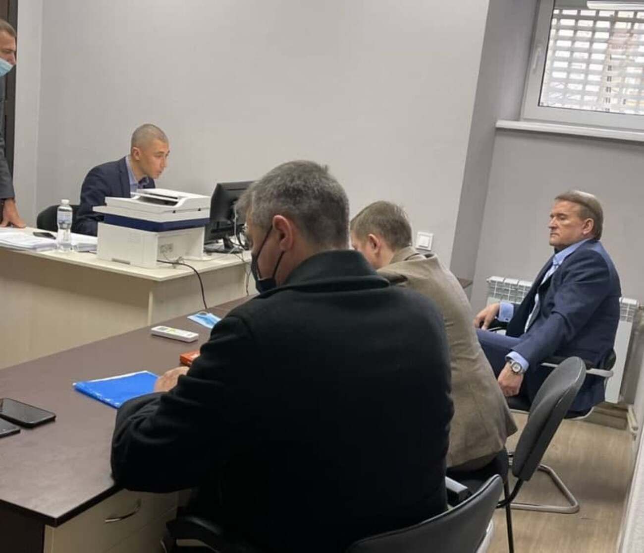 Медведчуку вручили клопотання про арешт або заставу в мільярд гривень - Головні новини - 24 Канал Медведчуку вручили клопотання про арешт або заставу в мільярд гривень - Головні новини - 24 Канал