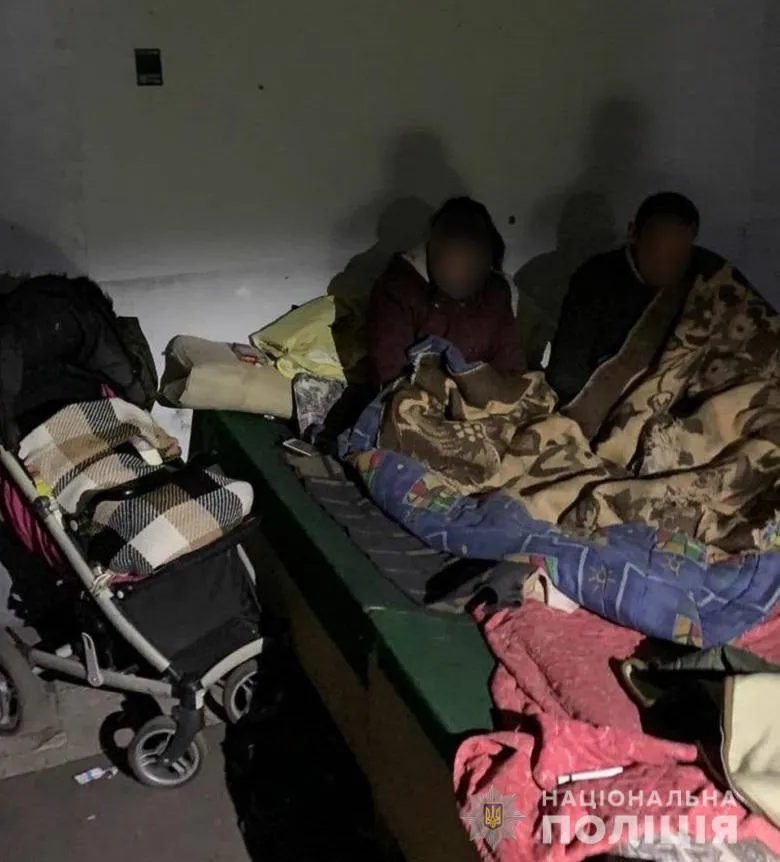 У Києві жінка з немовлям оселилася у халабуді в Голосієво, дитину забрали до лікарні У Києві жінка з немовлям оселилася у халабуді в Голосієво, дитину забрали до лікарні