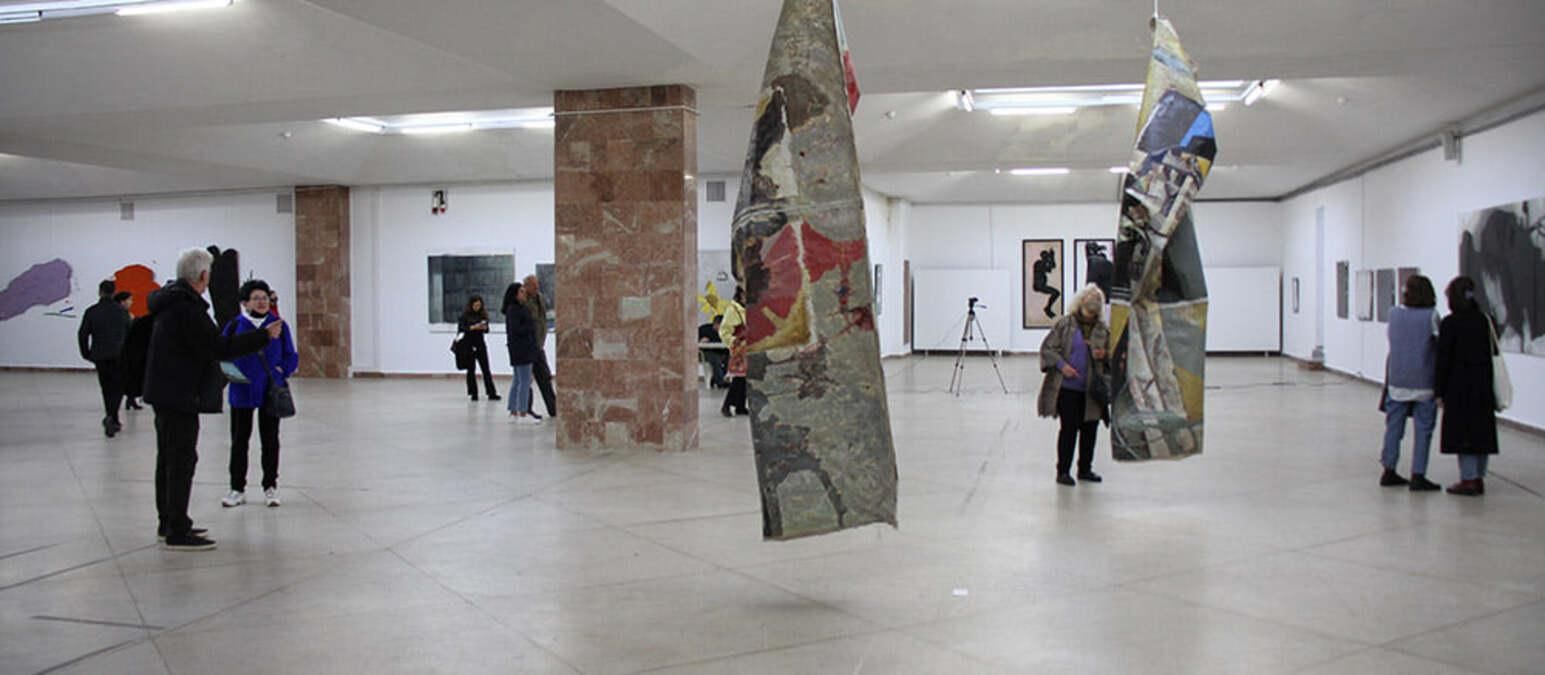 Во Львове с выставки во дворце искусств изъяли картины с надписями "Suck my d*ck" и "Kiss my *ss Во Львове с выставки во дворце искусств изъяли картины с надписями "Suck my d*ck" и "Kiss my *ss