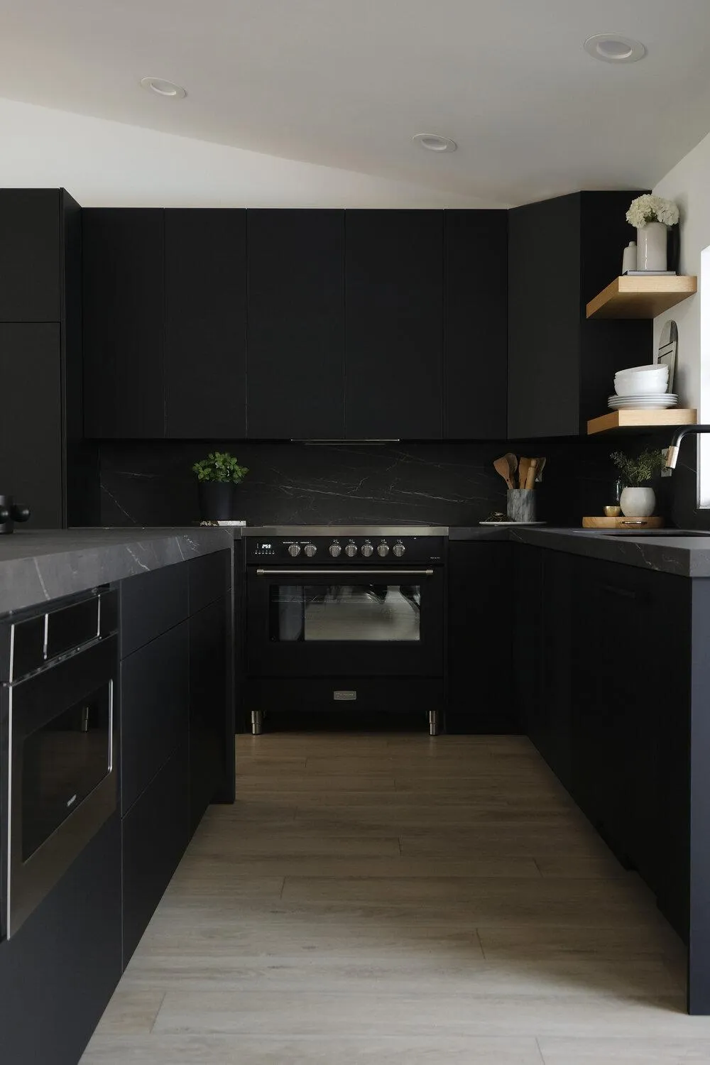 Темні поверхні на кухні Темні поверхні на кухні