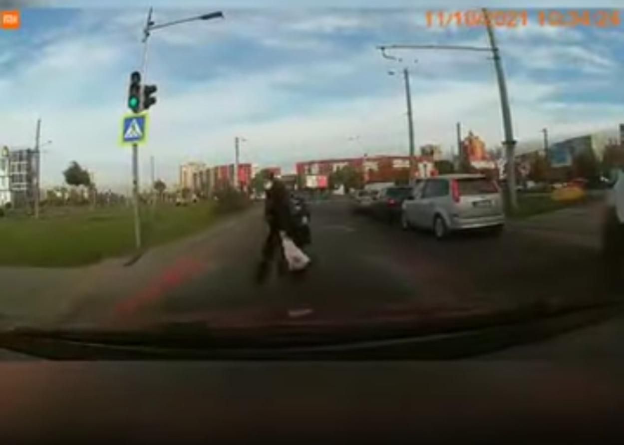 Едва не попала под колеса: львовянка с ребенком выбежала на дорогу на красный свет Едва не попала под колеса: львовянка с ребенком выбежала на дорогу на красный свет