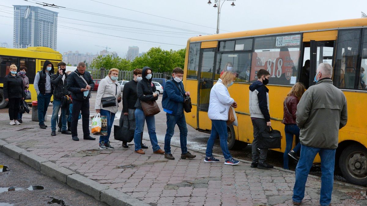 В Україні можуть обмежили поїздки на міжобласних рейсах для невакцинованих