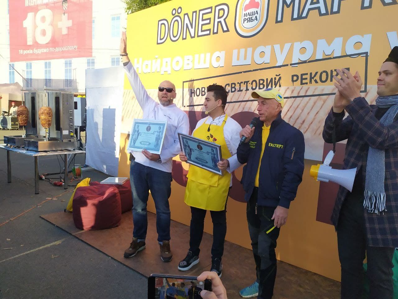 130-метрова смакота: у Києві приготували найдовшу у світі шаурму – фото рекордної страви