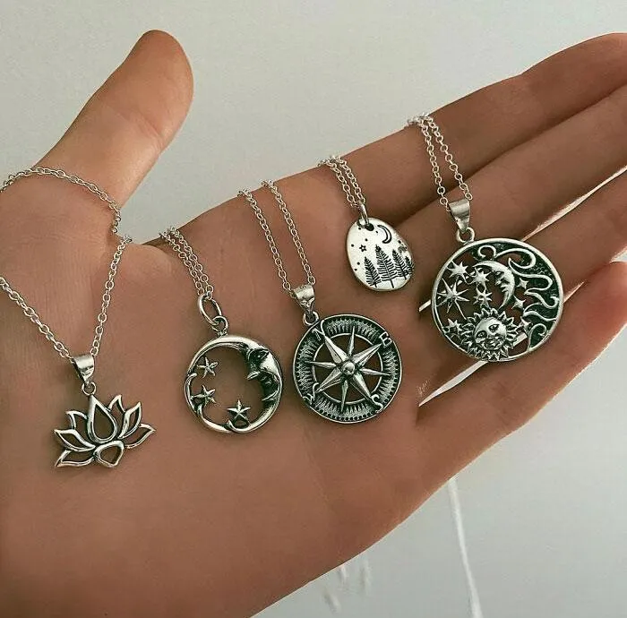 Руку спеціально видовжили, щоб всі прикраси помістились? Руку спеціально видовжили, щоб всі прикраси помістились?