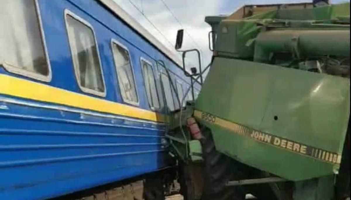 На Киевщине комбайн протаранил пассажирский поезд Бахмут – Львов