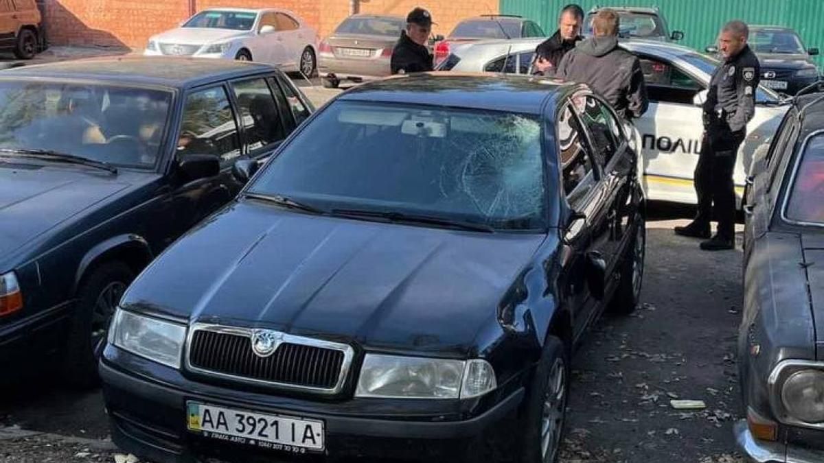 В Киеве пьяный водитель на скорости снес пешехода на переходе и скрылся