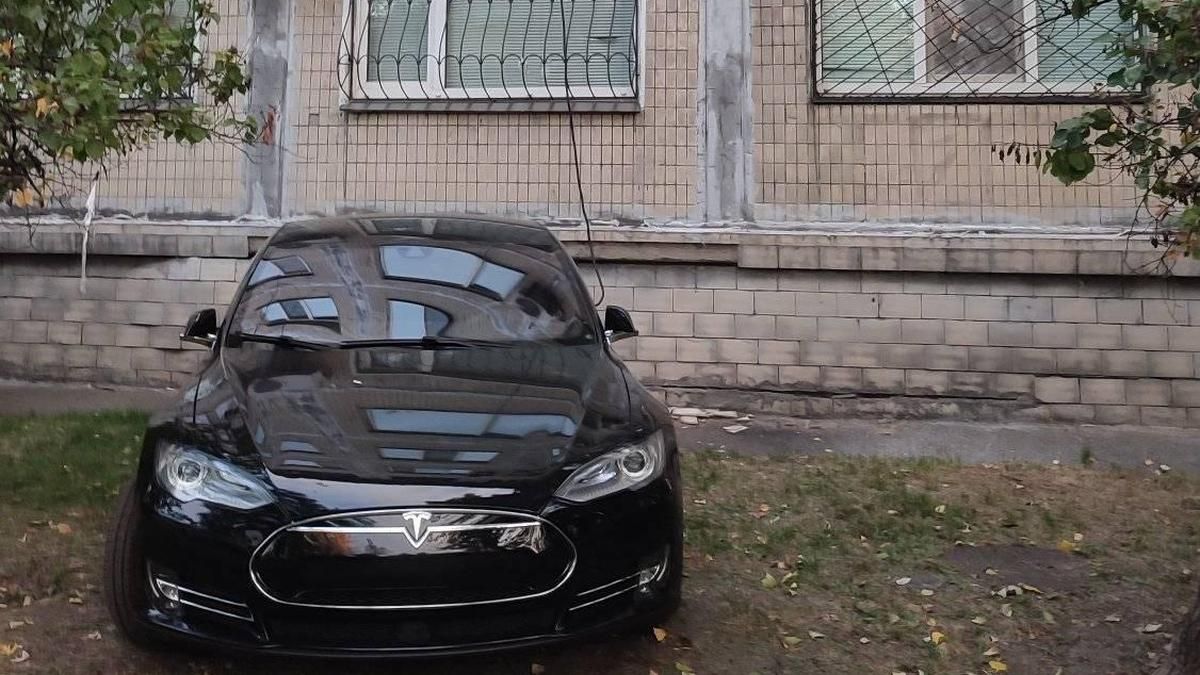 Кияни обурив власник Tesla, який щодня заганяє машину на газон заради зарядки - Київ