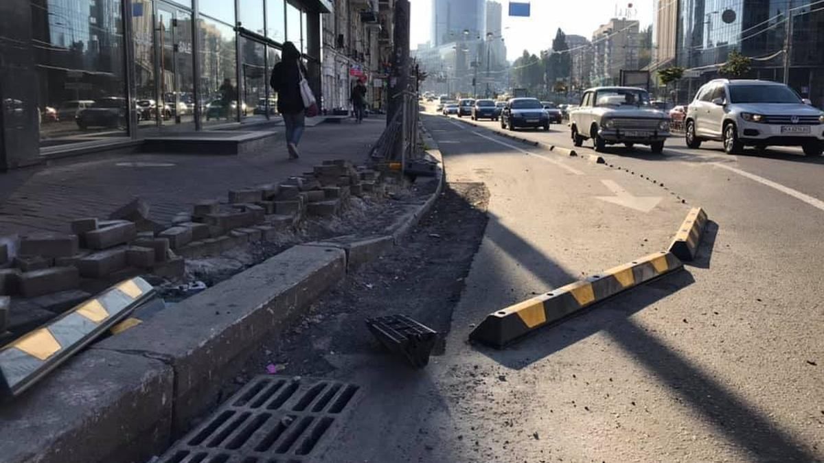 На Бессарабке в Киеве водители сломали заградительные борта велодорожек