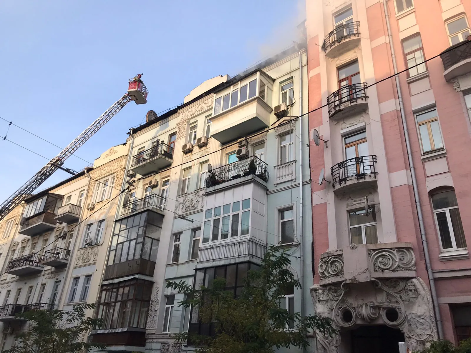 Пожежа біля Майдану Незалежності в Києві, горіх дах будинку на Костельній