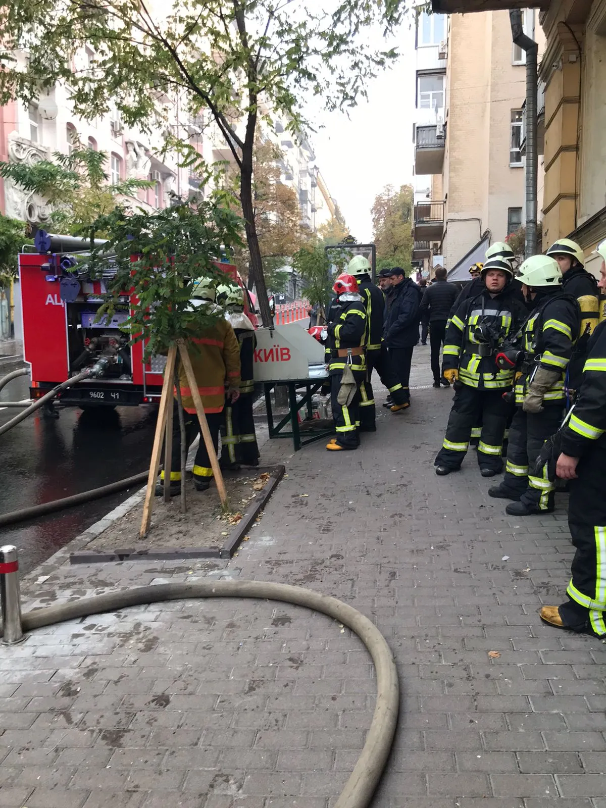 Пожежа у центрі Києва, на костельній перекрили рух, пожежні гасили дах будинку 