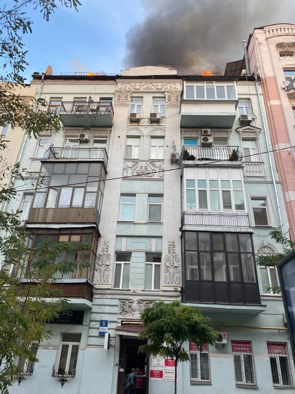 Пожежа біля Майдану Незалежності, на даху будинку спалахнув вогонь 
