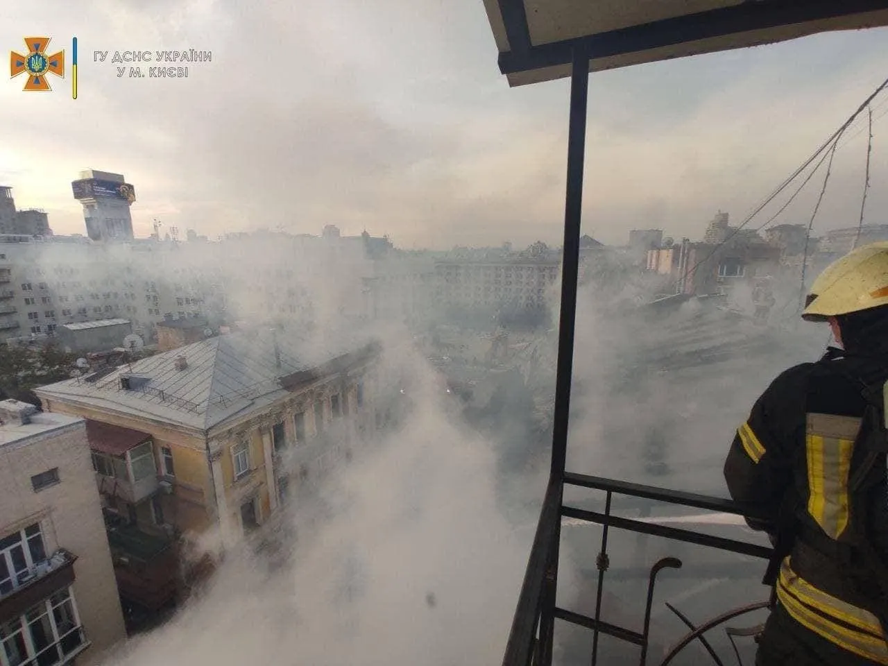 Пожежа в житловому будинку в центрі Києва, на вулиці Костельній згорів дах п'ятиповерхівки