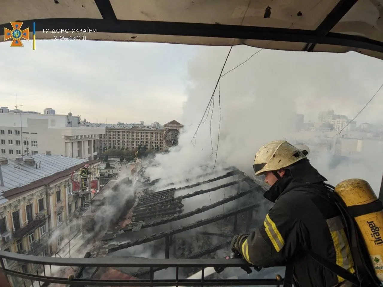 Пожежа на Костельній в Києві, згорів дах будинку, потерпілих немає Пожежа на Костельній в Києві, згорів дах будинку, потерпілих немає