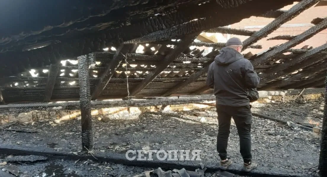 Пожежа на Костельній, згорів дах будинку, вогонь гасили 10 екіпажів ДСНС