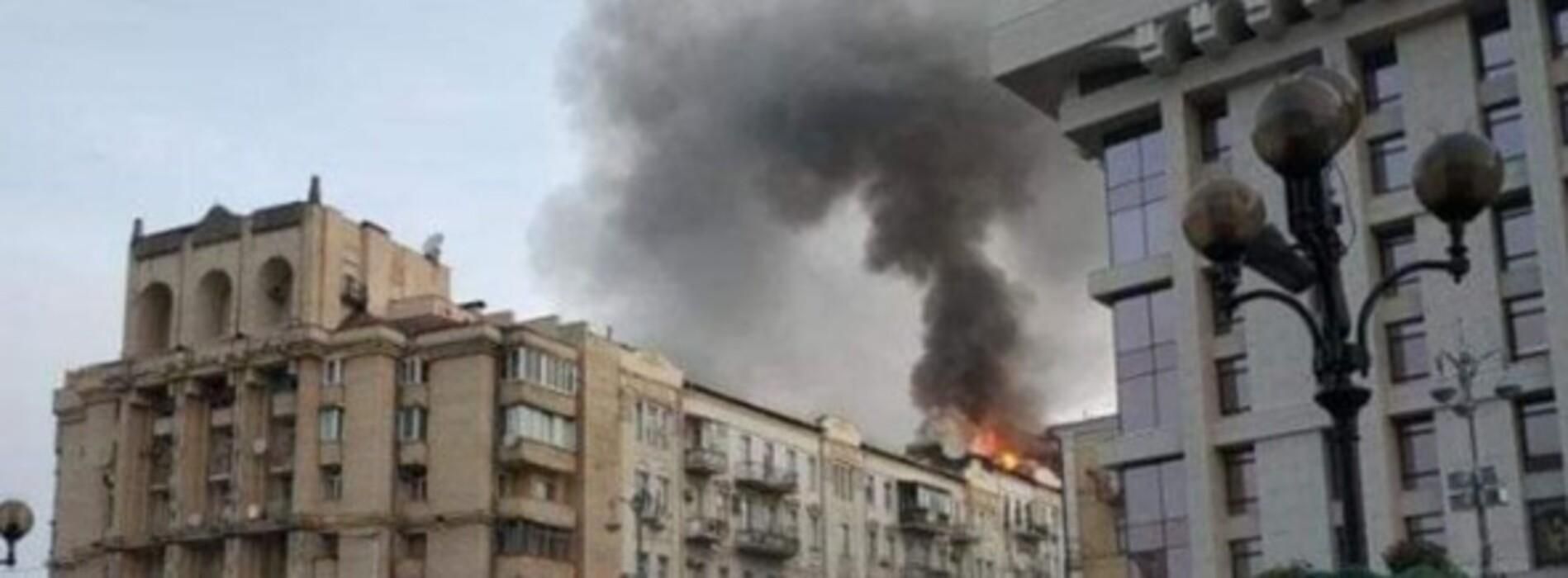Возле Майдана Независимости вспыхнул масштабный пожар на крыше дома – жуткие фото и видео