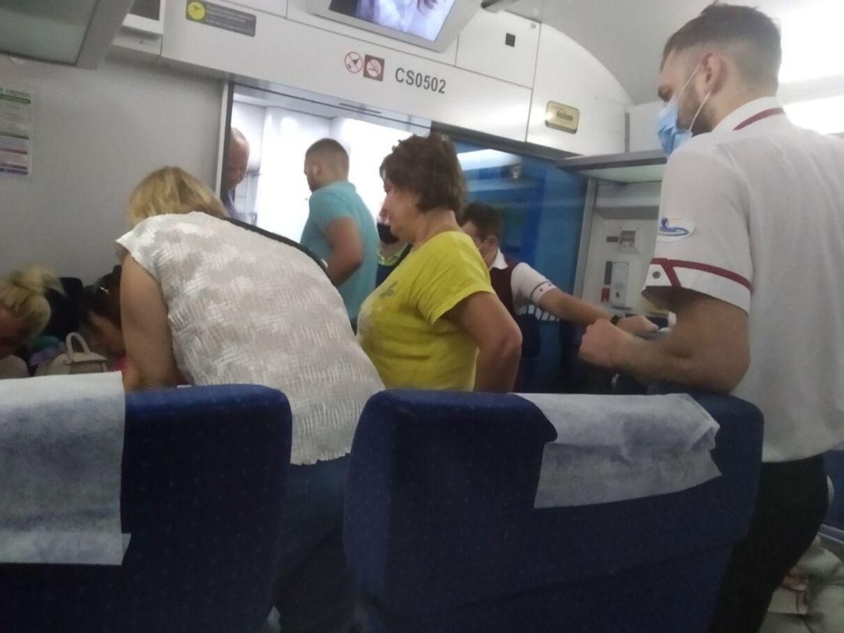 У потязі Укрзалізниці пасажири й стюард врятували дівчинку: історія від очевидця - Україна новини - 24 Канал У потязі Укрзалізниці пасажири й стюард врятували дівчинку: історія від очевидця - Україна новини - 24 Канал