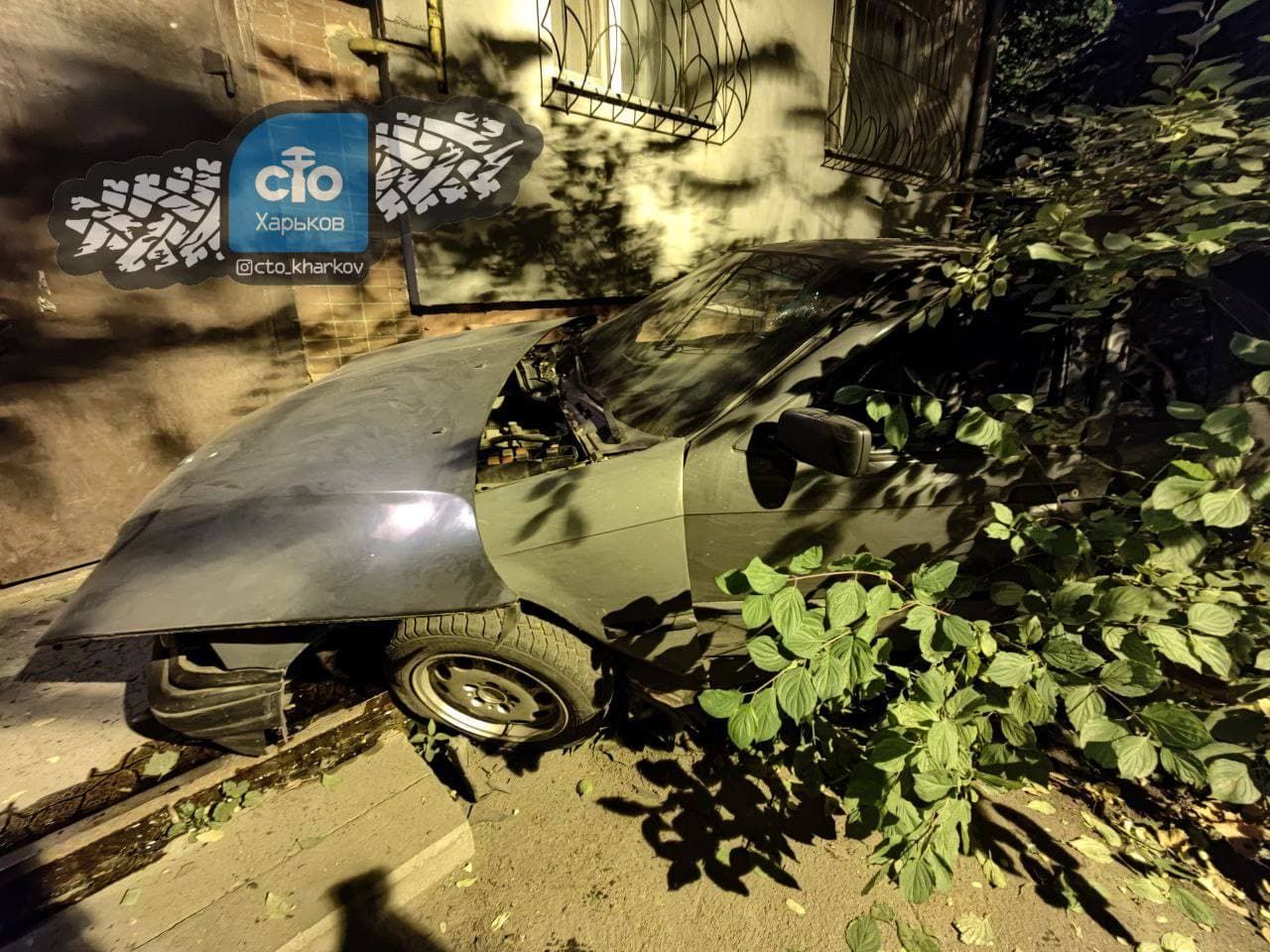 В Харькове легковушка врезалась в подъезд жилого дома: видео с места ДТП В Харькове легковушка врезалась в подъезд жилого дома: видео с места ДТП