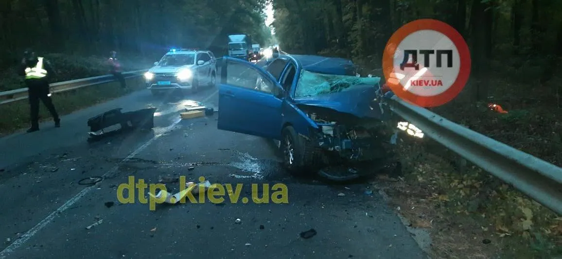 ДТП під Києвом, легковик влетів у Камаз, водій загинув на місці