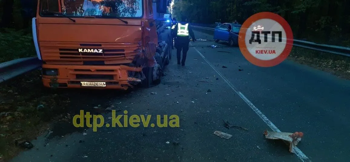 Біля Житомирської траси трапилася аварія, загинув водій легковика, ДТП під Києвом