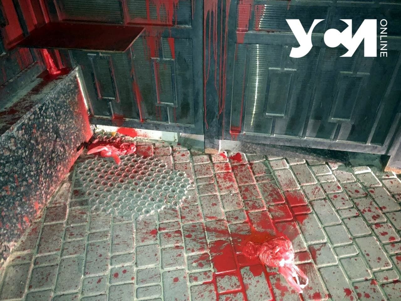 "Жити стало легше": в Одесі невідомий "розмалював" будівлю консульства Росії - Новини Одеси - 24 Канал "Жити стало легше": в Одесі невідомий "розмалював" будівлю консульства Росії - Новини Одеси - 24 Канал