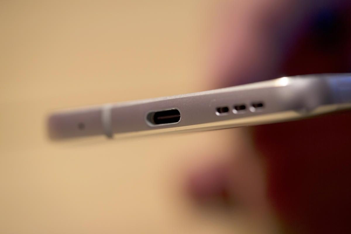 Заряджає та передає дані: інженер вмонтував в iPhone X роз'єм USB-C - новини мобільних телефонів - Техно