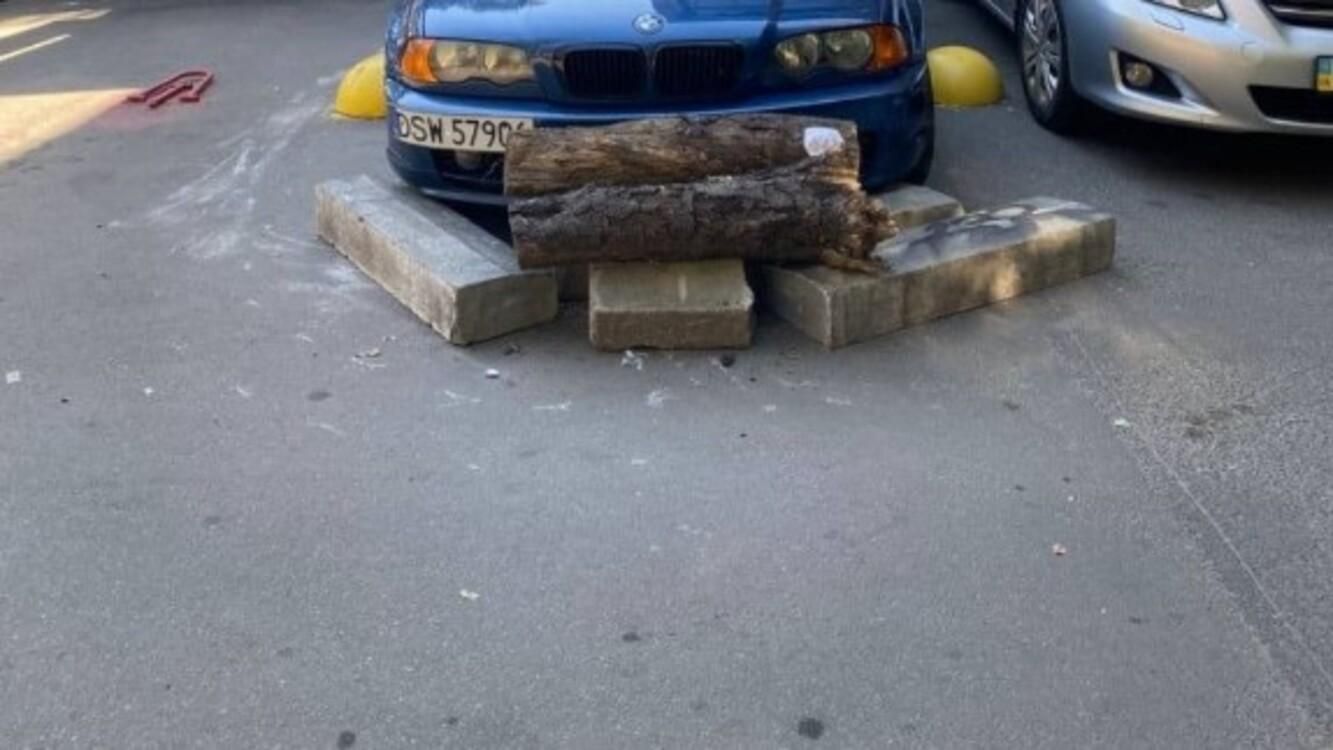 Война за парковку: в киевском дворе BMW "замуровали" бетонными блоками