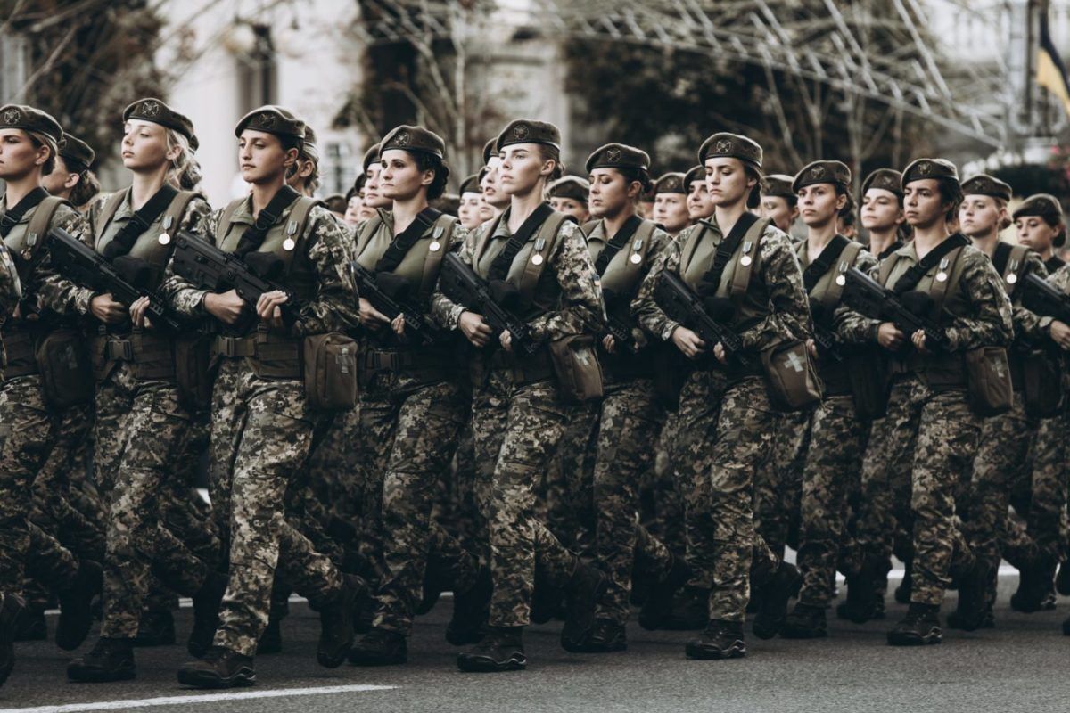 Чи повинні українські жінки обов'язково служити в армії: опитування - новини Ізраїлю - 24 Канал