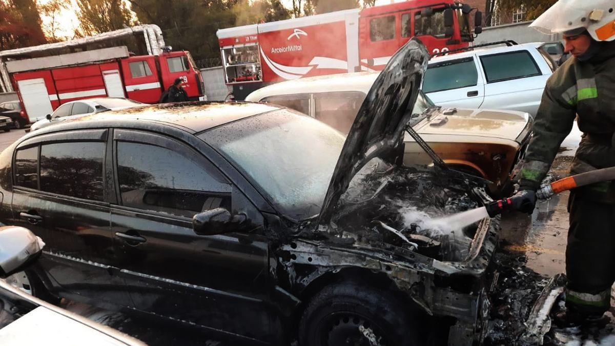 Загорелись 6 автомобилей: показали последствия масштабного пожара в Кривом Роге