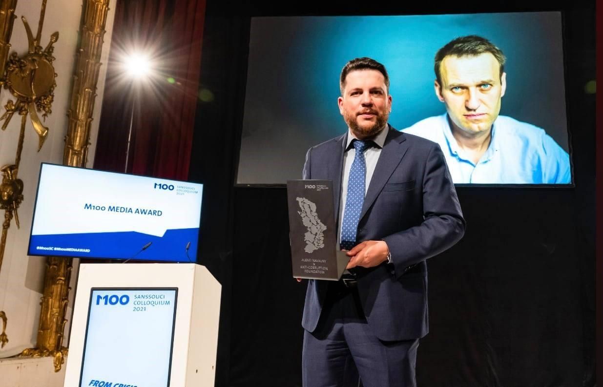 Деньги, залитые кровью и "новичком", – соратник Навального рассказал о коррупции в России
