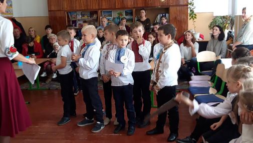 День захисників України: чи доречно вітати дітей у школі – думки психоаналітика та батьків