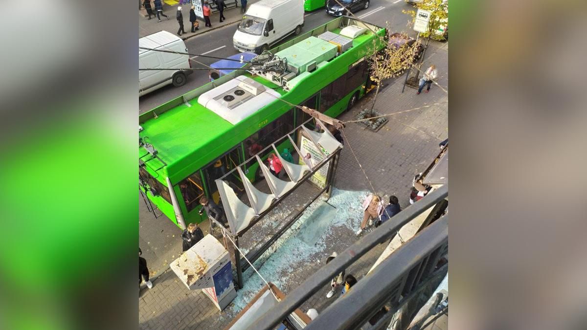 В Харькове троллейбус снес стеклянную остановку: фото и видео с места аварии