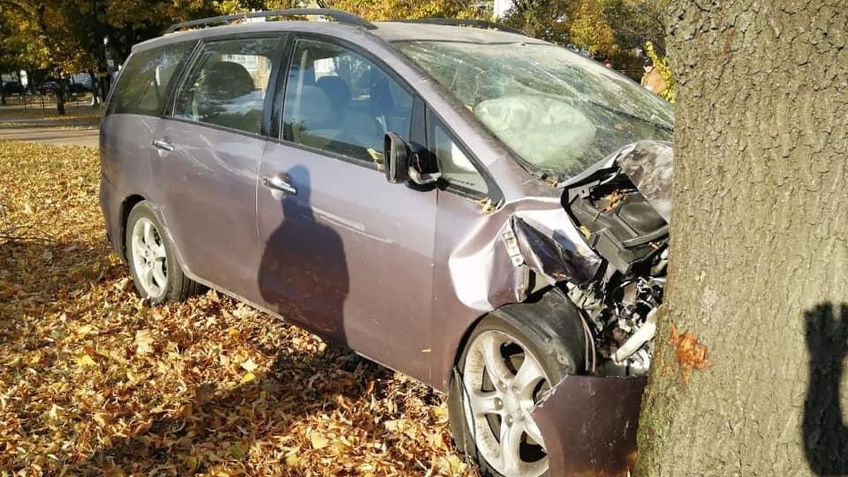 На Киевщине 20-летняя женщина-водитель влетела в дерево: пострадал несовершеннолетний