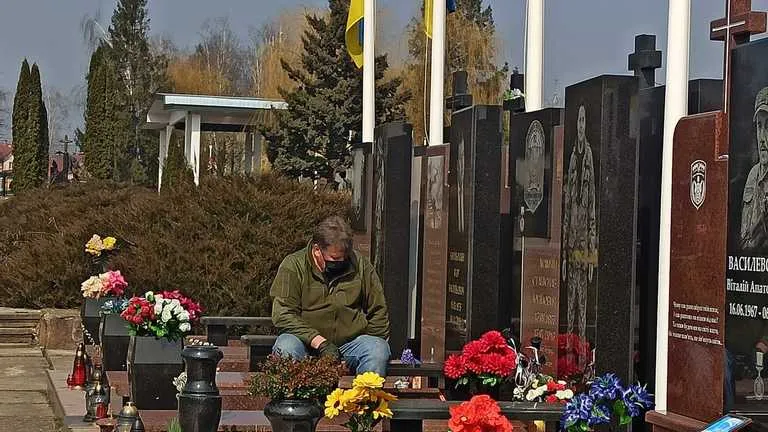 Юрій Мамчій на могилі синів