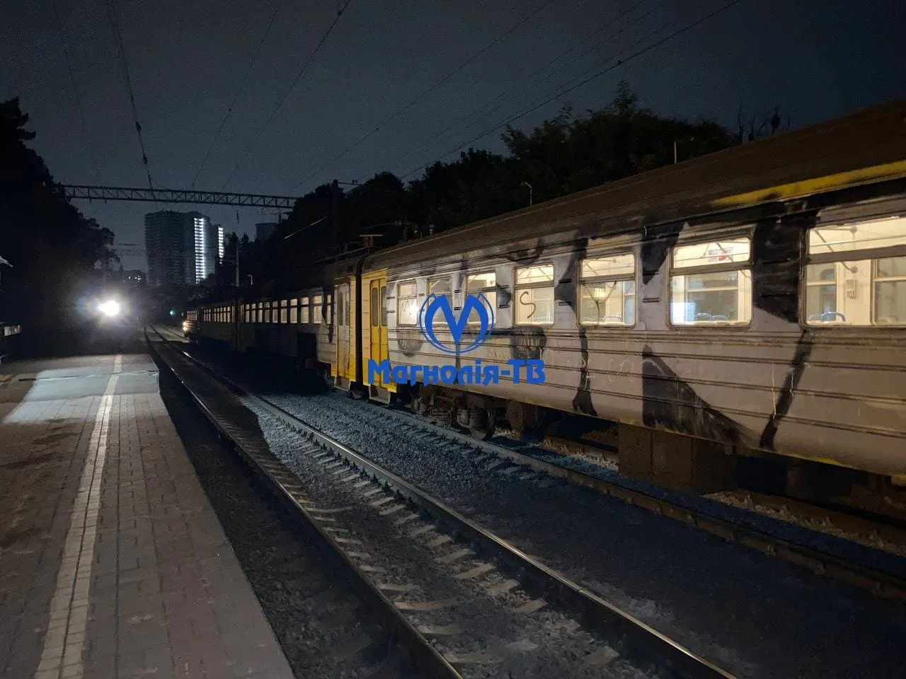 На Сирці електричка збила чоловіка, він сидів на коліях На Сирці електричка збила чоловіка, він сидів на коліях