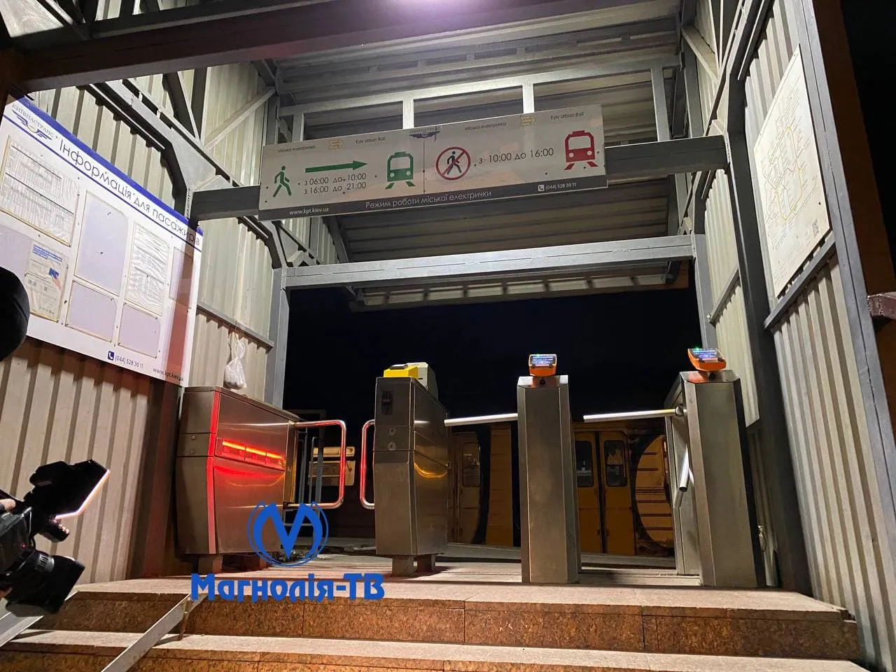 Міська електричка на Сирці збила чоловіка на коліях, він вижив Міська електричка на Сирці збила чоловіка на коліях, він вижив