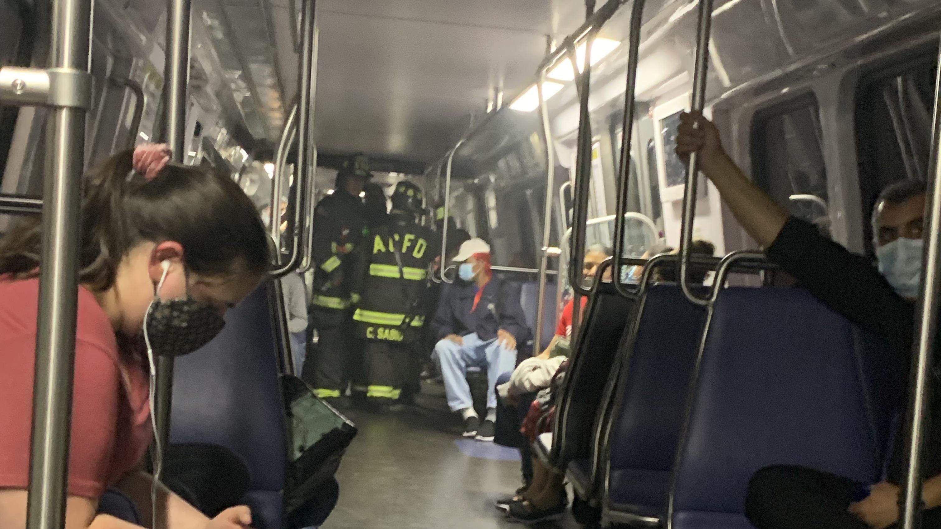 В Вашингтоне вагон метро сошел с рельсов: более 400 пассажиров застряли в тоннеле