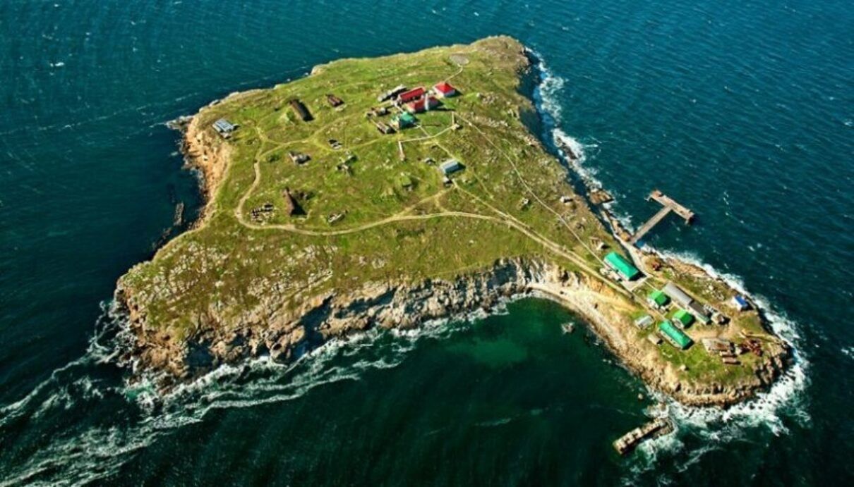 Лодка попала в трудную ситуацию возле острова Змеиный: вышел из строя двигатель Лодка попала в трудную ситуацию возле острова Змеиный: вышел из строя двигатель