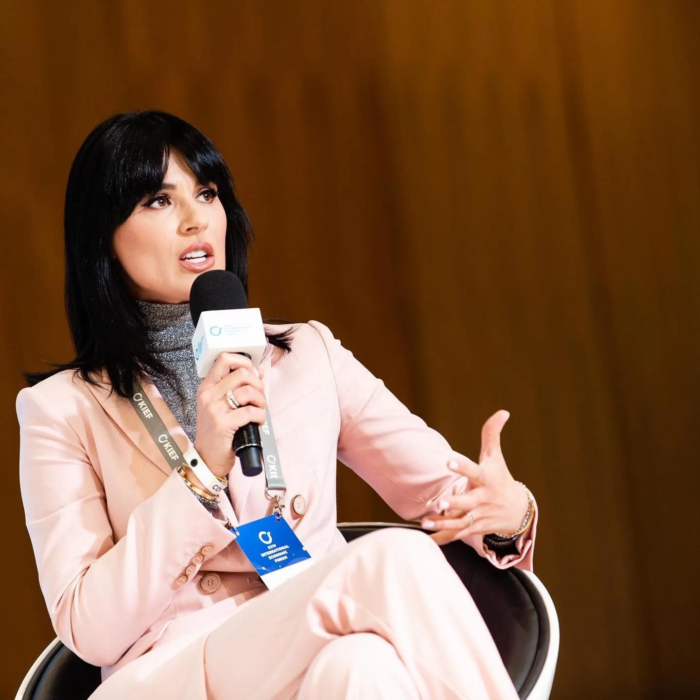 Маша Єфросиніна у костюмі на блискучий гольф Маша Єфросиніна у костюмі на блискучий гольф