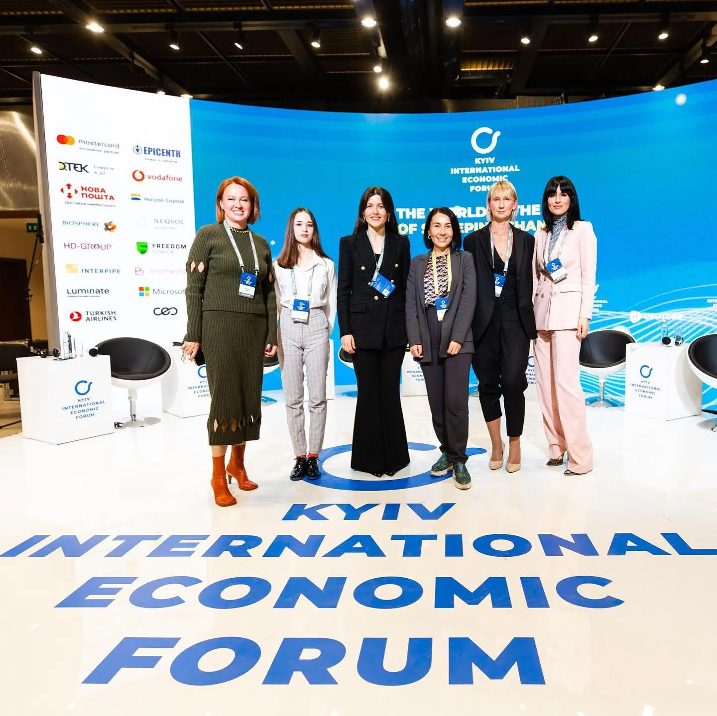 Маша Єфросиніна у костюмі на блискучий гольф Маша Єфросиніна у костюмі на блискучий гольф