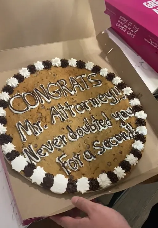 Дівчина розіграла хлопця, подарувавши йому два торти Дівчина розіграла хлопця, подарувавши йому два торти