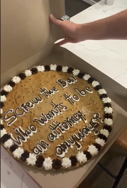 Дівчина розіграла хлопця, подарувавши йому два торти Дівчина розіграла хлопця, подарувавши йому два торти