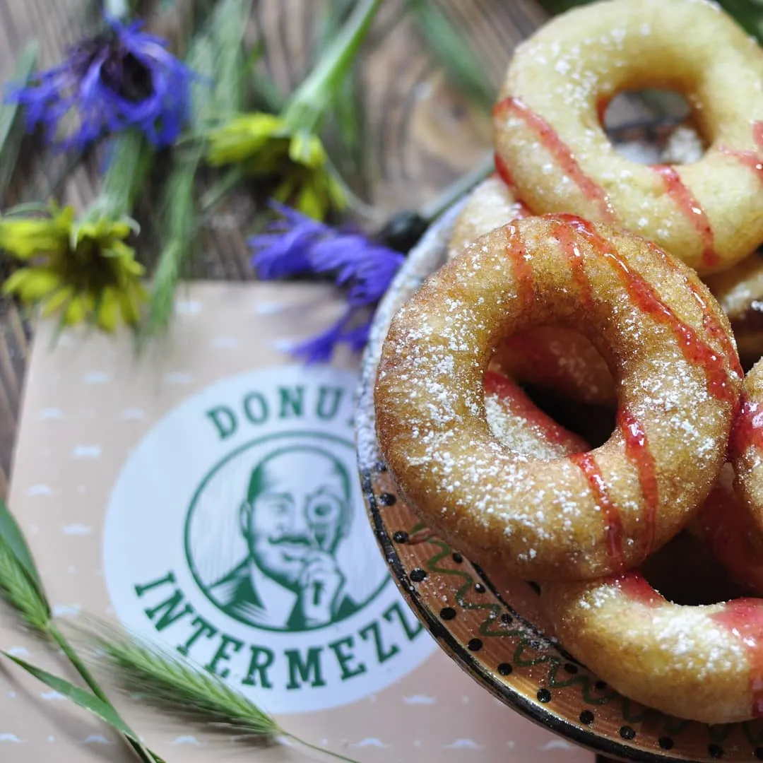 Пончики від Intermezzo готуються перед клієнтами Пончики від Intermezzo готуються перед клієнтами