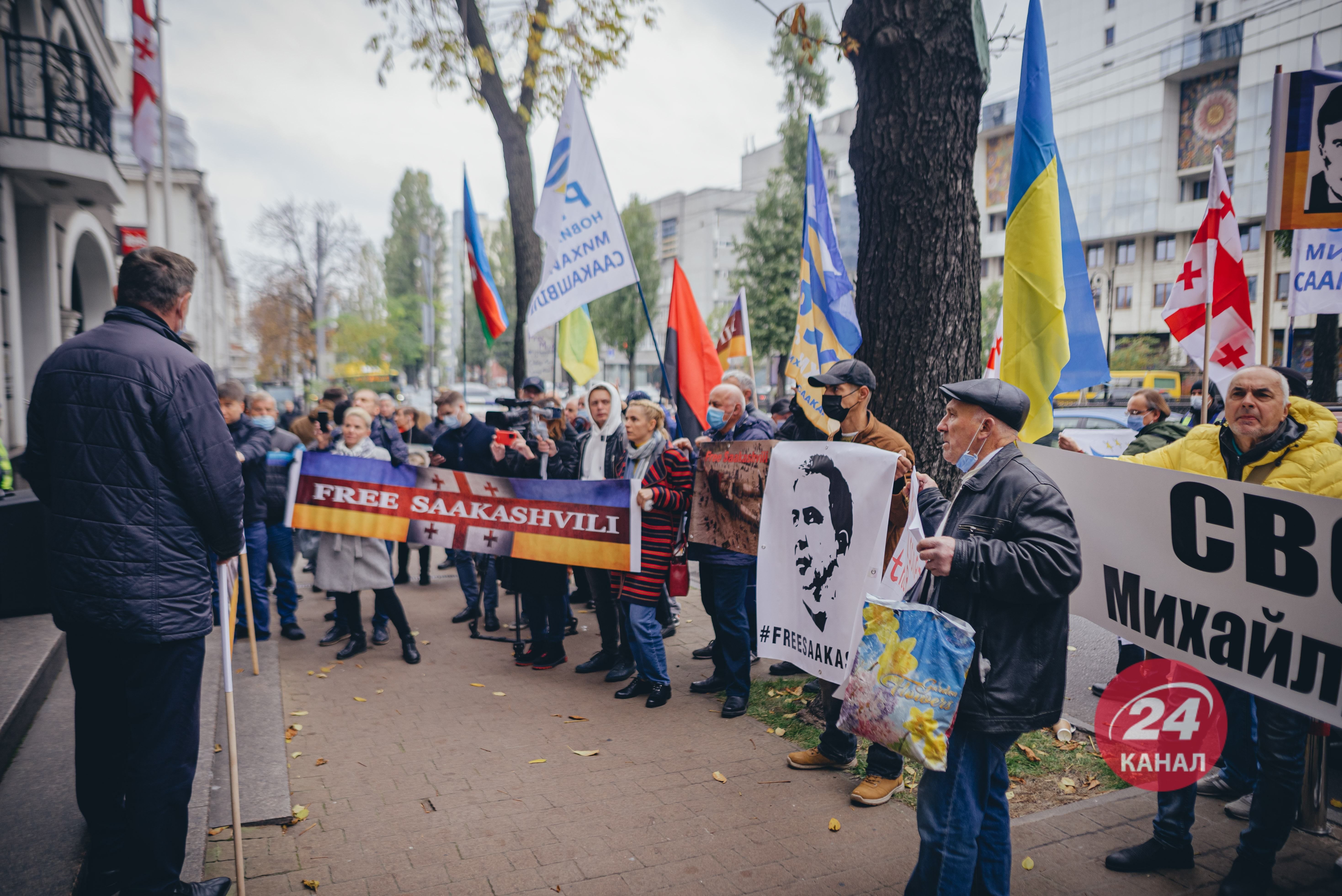 В Киеве под посольством Грузии люди вышли поддержать Саакашвили: фото и видео с акции